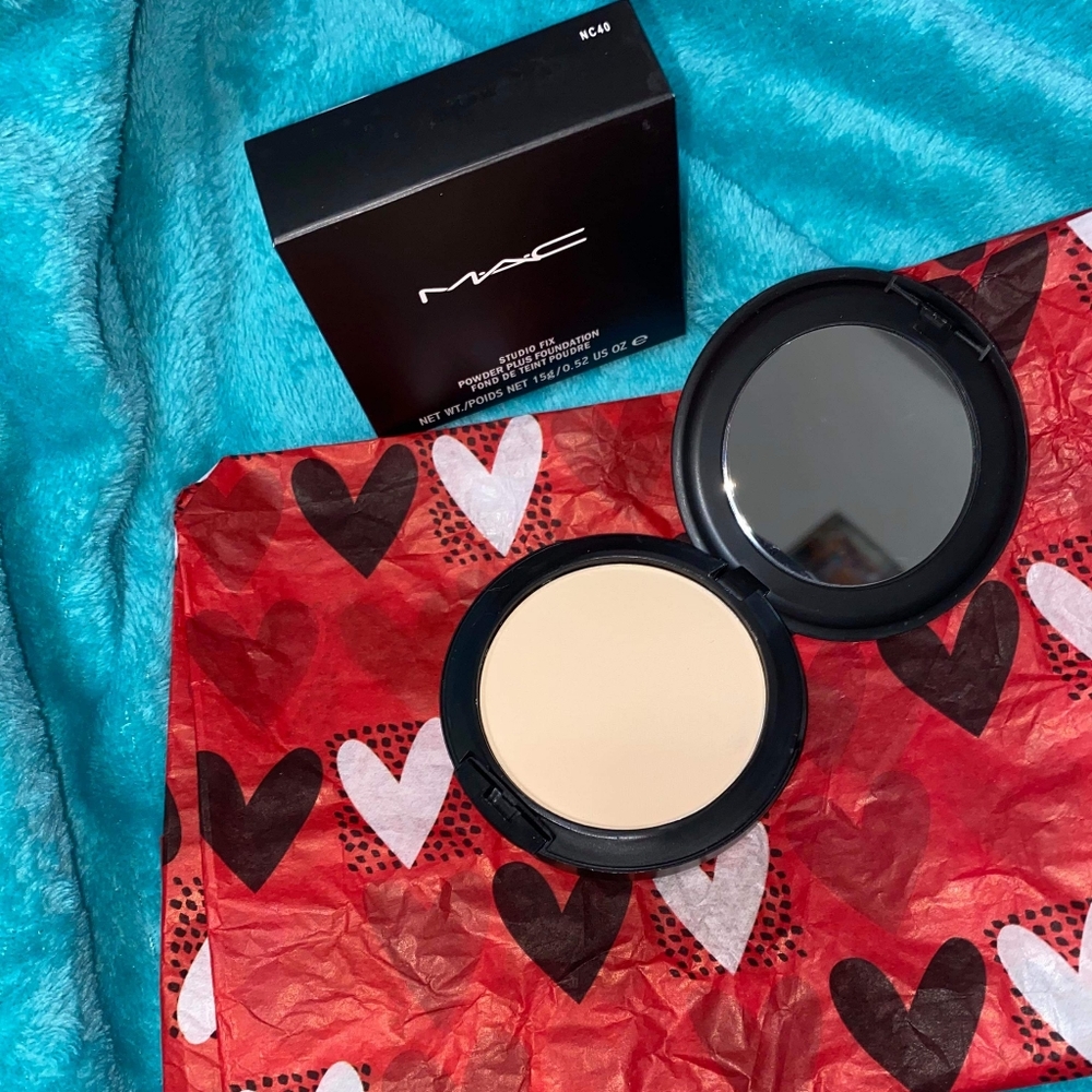 ❤ New Mac Studio Fix Powder + Foundation NC40 ❤